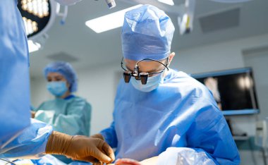 Profesyonel acil servis çalışanı. Profesyonel cerrah portresi..