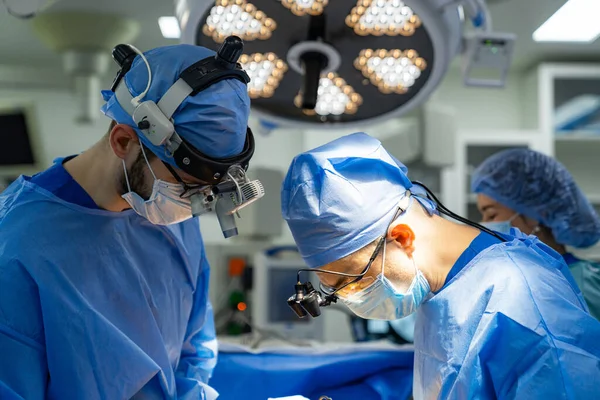 Processo Chirurgia Professionale Pronto Soccorso Sala Operatoria Moderna — Foto Stock