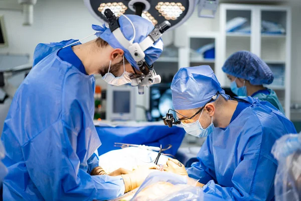 Assistente Medico Professionista Chirurgia Uniforme Specialista Lavorando Insieme — Foto Stock