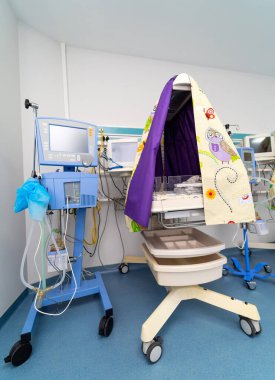 Hastane odasında tıbbi malzemeler var.