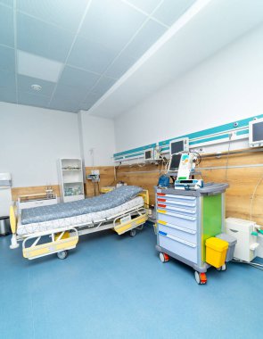 Boş hastane yatağı mavi katlı odada.