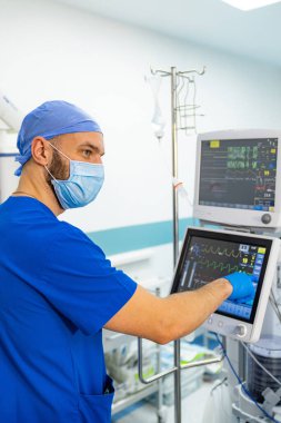 Doktor ameliyathanede dokunmatik ekranla çalışır..