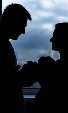 Yeni doğmuş bebeğe iyi ebeveynlikler. Sevimli bebek yaşam tarzı.