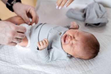 Sevimli bebek yaşam tarzı. Yeni doğmuş bebekle mutlu ebeveynlik.
