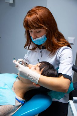 Diş hekiminin dişleri onarılıyor. Profesyonel stomatolog süreci.