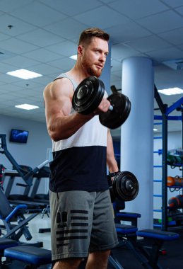 Spor yaşam tarzı egzersizi. Spor salonundaki kaslı adam..