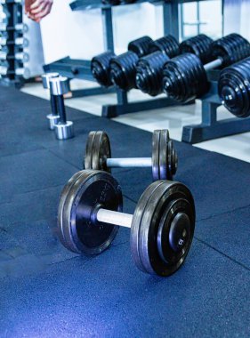 Spor aletleri yere. Egzersiz için ağırlık halterleri.