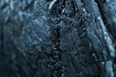 Kömür fosil yakıttır. Karbon bazlı yakıt.