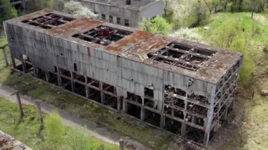 Terk edilmiş eski şehrin hava görüntüsü. Dışarıdaki hasarlı binalar boş..