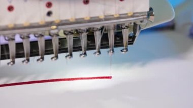 Tekstil endüstriyel kumaş makinesi. Otomatik dikiş bezi makinesi.