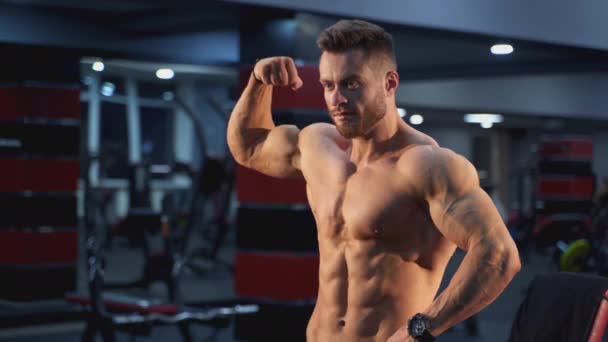 Όμορφος Άνθρωπος Bodybuilding Έχουν Ένα Υπόλοιπο Μετά Την Εκπαίδευση Νεαρός — Αρχείο Βίντεο