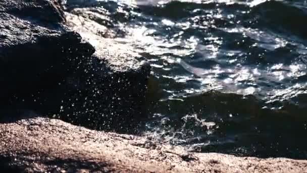Закрыть Морское Пятно Берегу Крушение Океанских Волн Скалах — стоковое видео