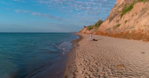 Orang Yang Menarik Bernyanyi Pantai Laut Indah Lanskap Laut — Stok Video
