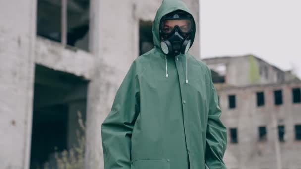Člověk Radioaktivním Zeleném Obleku Plynové Masce Chlápek Hnědém Obleku Rukavicích — Stock video