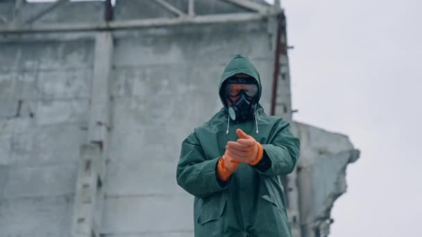 戴防护面具和安全气垫的男人 穿着防护服从事检疫工作的科学家 — 图库视频影像