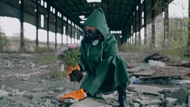 Mensen Beschermende Uniform Planten Bloemen Gevaarlijke Stad Man Veiligheidspak Bril — Stockvideo