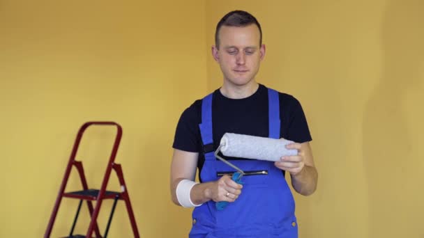 若い画家は仕事の準備をする アパートの改装をしているハンサムな男 — ストック動画