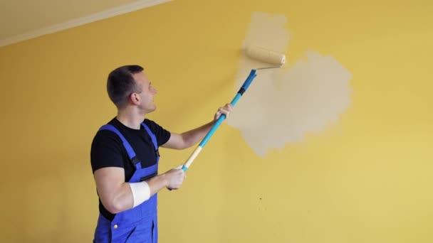 Pintor Masculino Guapo Haciendo Mejoras Habitación Hombre Atractivo Mejorar Interior — Vídeos de Stock