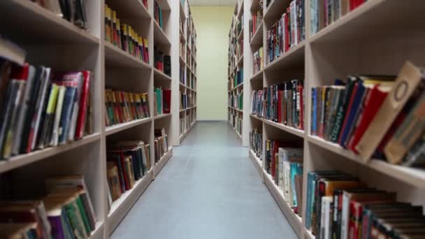 Boekenplanken Vol Boeken Bibliotheek Universitair Modern Boekenrek Bibliotheek — Stockvideo