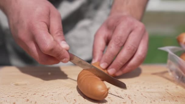 Mãos Masculinas Preparando Salsicha Para Churrasco Piquenique Bbq Cozinhar Bife — Vídeo de Stock