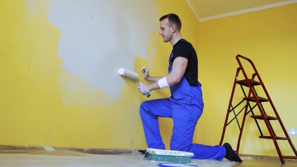 Aantrekkelijke Werknemer Doet Renovatie Muur Professionele Schilder Met Borstel Roller — Stockvideo