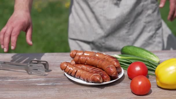 人的手拿着油炸多汁香肠 人类准备野餐的食物 — 图库视频影像