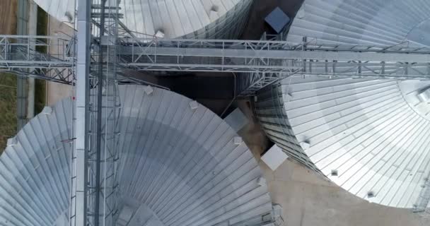 穀物の巨大なエレベータータンク 金属現代工場タンク エアリアルビュー — ストック動画