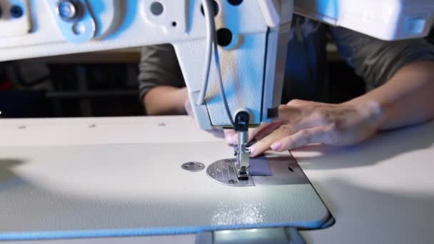 Nők Modern Varrógéppel Dolgoznak Textilipari Ruházat — Stock videók