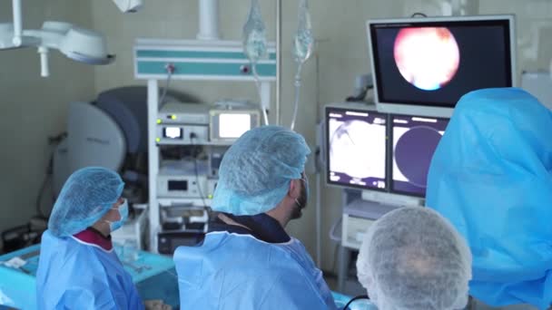응급실에서 수술하는 외과의 그룹이요 마취로 수술하는 조수와 — 비디오