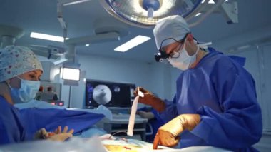 Hastanede çalışan profesyonel cerrah doktor. Zor ameliyat, doktor..