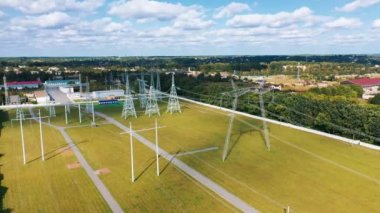 Elektrik kablolarının havadan görüntüsü. Yüksek voltaj kulesi elektrik istasyonu.