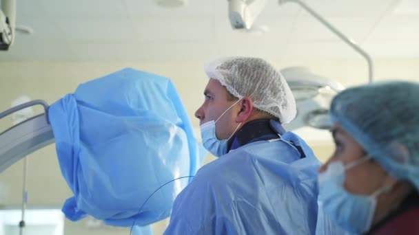 응급실에서 자격을 사람들과 일하는 외과의사 병원에서 잘생긴 — 비디오