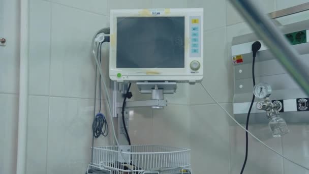 Yeni Hastanede Modern Tıbbi Malzemeler Yoğun Bakım Ünitesi — Stok video