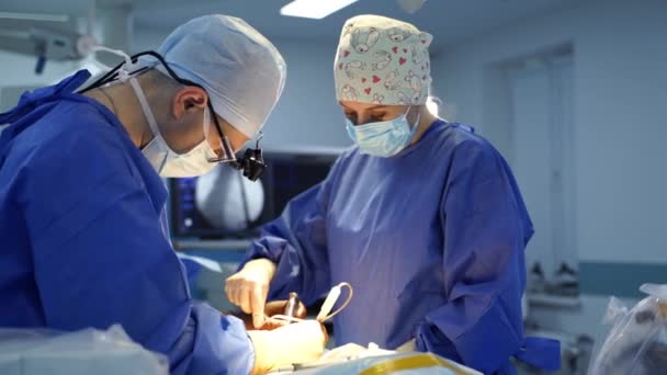 Médicos Neurocirugía Trabajando Duro Sala Operaciones Cirujano Equipo Quirófano — Vídeos de Stock