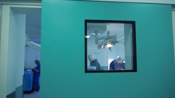 現代病院の神経外科治療室 ハンサムな神経外科医が緊急区で働いています — ストック動画