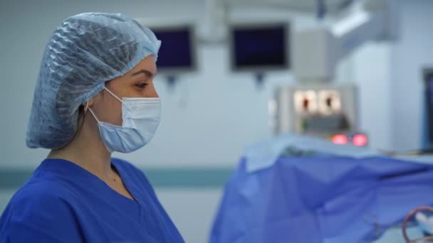 Doutora Fardada Trabalhar Nas Urgências Mulher Cirurgia Máscara Médica — Vídeo de Stock