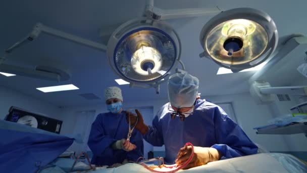 オペレーティングルームでチーム外科医 手術病棟で懸命に働いている神経外科医 — ストック動画