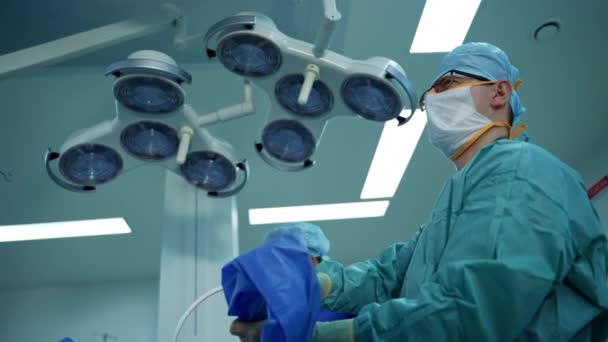 Par Cirujanos Profesionales Trabajando Operación Sala Cirugía Moderna Hospital — Vídeo de stock