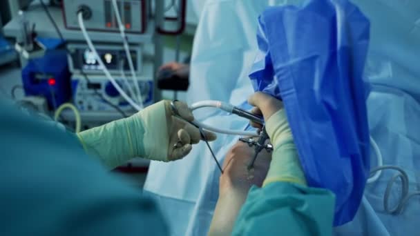 Modern Sebészeti Felszerelés Kórházban Műtéten Dolgozó Hivatásos Sebészek Csapata — Stock videók