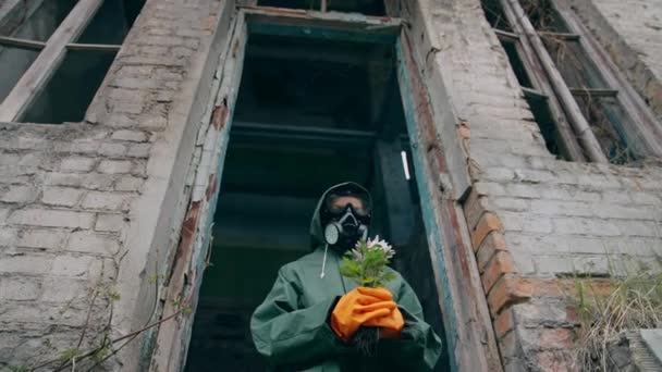 Apokalypsa Porušila Architekturu Osoba Radioaktivním Obleku Opuštěném Strašidelném Místě — Stock video