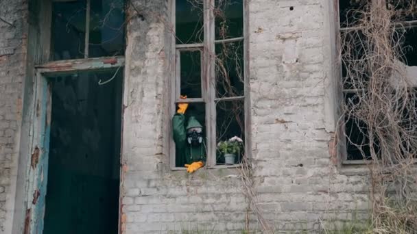 穿着放射性服的人在荒废的阴森森地方启示录破碎的建筑 — 图库视频影像