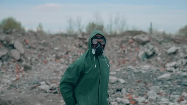 Egy Férfi Aki Radioaktív Ruhában Táncol Egy Elhagyatott Városban Apokaliptikus — Stock videók