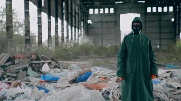 Architecture Concept Apocalyptique Homme Costume Radioactif Dans Une Ville Abandonnée — Video