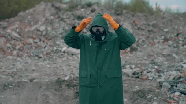 Άνθρωπος Που Στέκεται Στην Αποκαλυπτική Πόλη Καταστροφή Της Πόλης Της — Αρχείο Βίντεο