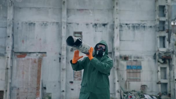 Biyolojik Tehlike Kıyafetli Bir Adam Harabe Şehirde Çalışıyor Radyasyon Ekolojik — Stok video