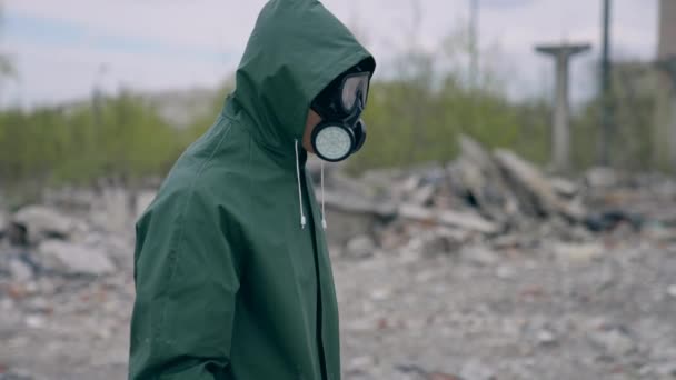 Umweltverschmutzung Durch Industrielle Strahlung Mann Trägt Gasschutzanzug — Stockvideo