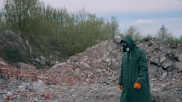 ガス保護スーツを着用している男性 産業放射線環境汚染 — ストック動画