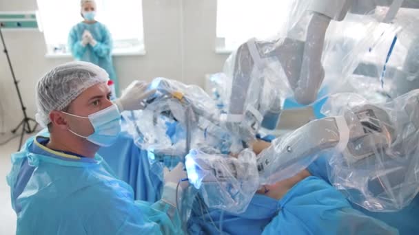 Equipos Médicos Profesionales Para Tratamiento Quirúrgico Cirujanos Con Máscaras Trabajando — Vídeo de stock