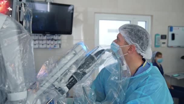 Équipe Médecins Professionnels Opérant Avec Nouveaux Appareils Spécialiste Médical Travaillant — Video