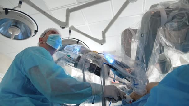 Sjukhusets Neurokirurgiska Avdelning Snygg Kirurg Som Arbetar Med Modern Utrustning — Stockvideo